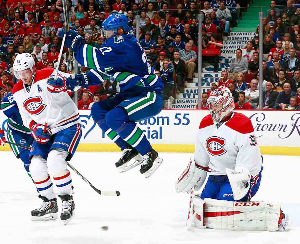 7.sedin-jump.jpg